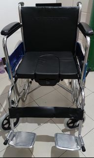 Wheelchair with commode