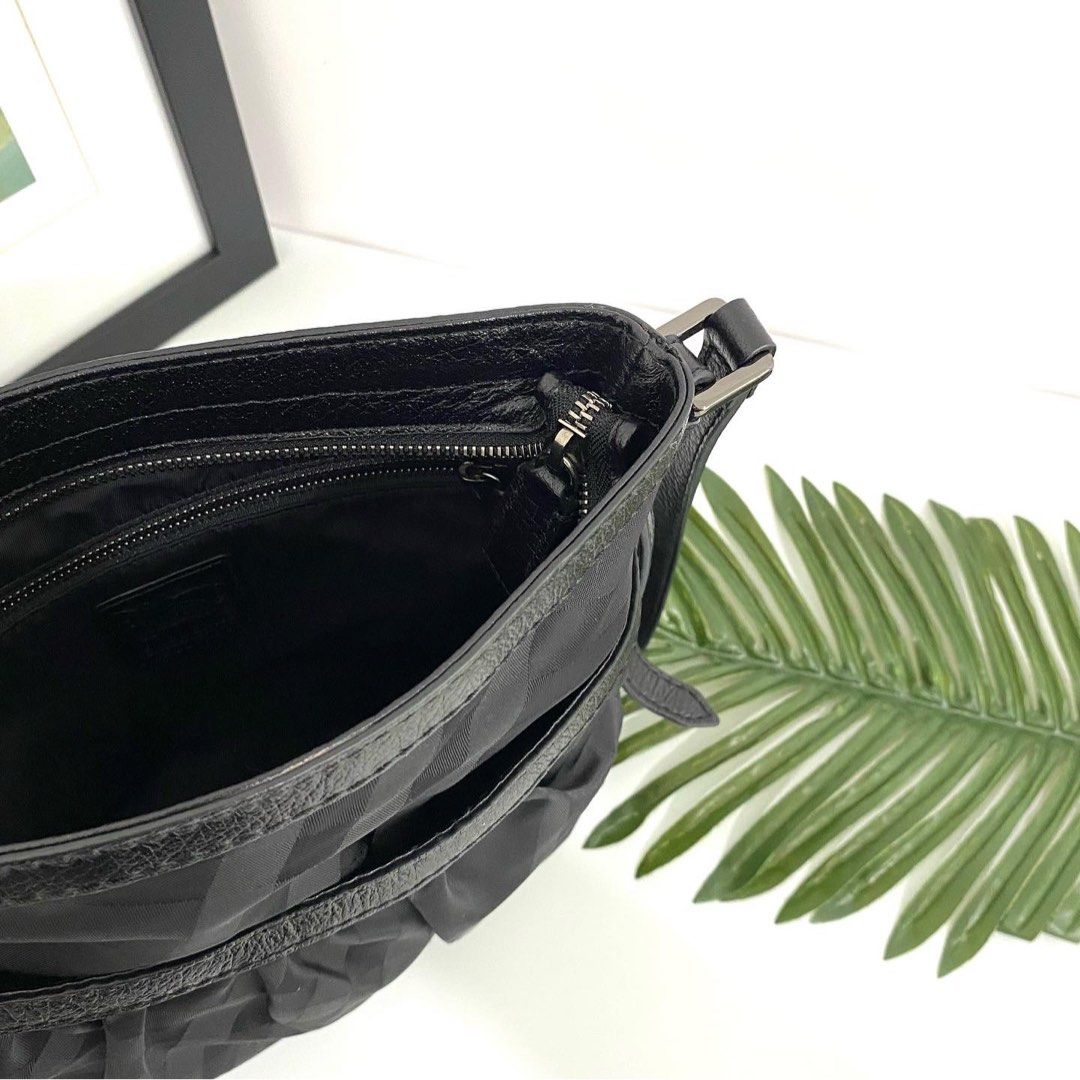 Authentic Burberry Black Color Peyton Shoulder Bag Luxury