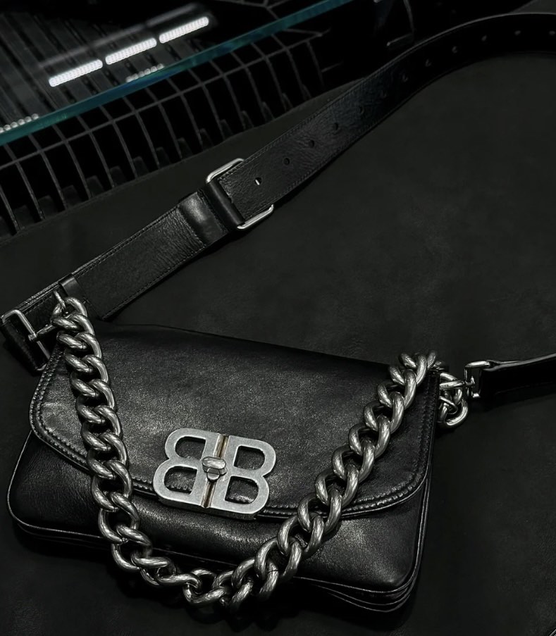 BALENCIAGA BB ヘアピン 黒 収納袋付き Balenciaga BB Soft フラップ ショルダーバッグ M | ブラック