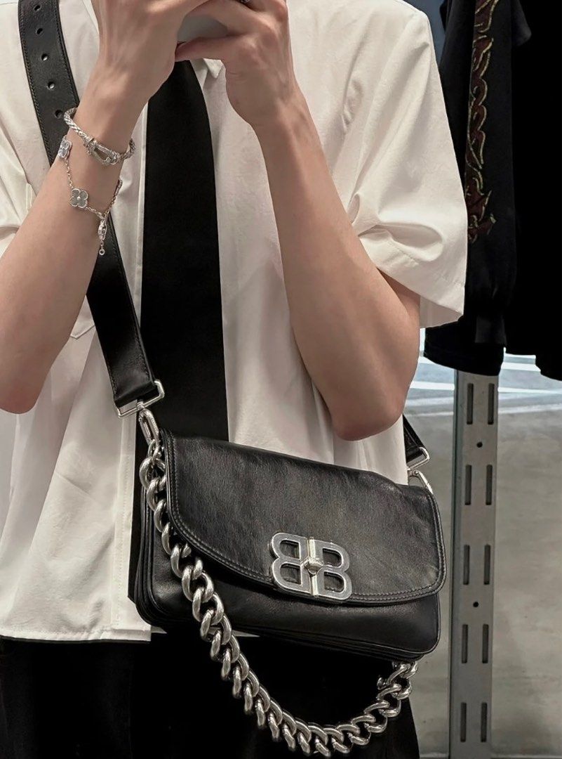 BALENCIAGA BB ヘアピン 黒 収納袋付き Women's Bb Soft Large Flap Bag in Black | Balenciaga US