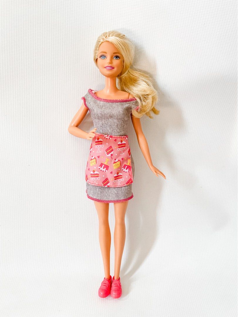 Barbie cake decorating playset hot sale with blonde baker doll