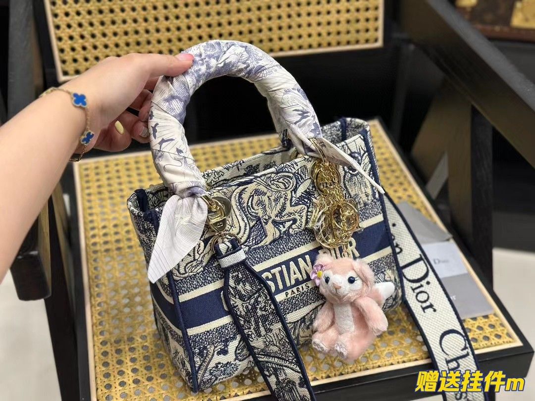 CD Women s Bag mini Handbag Fashion Versatile Shoulder Bag Classic Crossbody