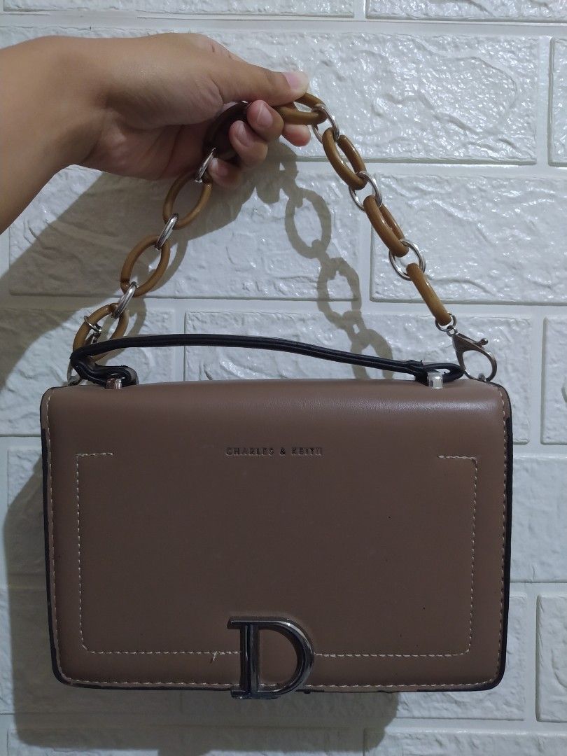 Charles & Keith chain handbag (Category: Luxury Bags & Wallets) located in Santiago. Submitted by mayefinds (Listing ID 1244218715, Image 2). Description: condition: 8.5/10 USED TWICE ONLY! with minimal flaw (last picture) BOUGHT FOR P800.