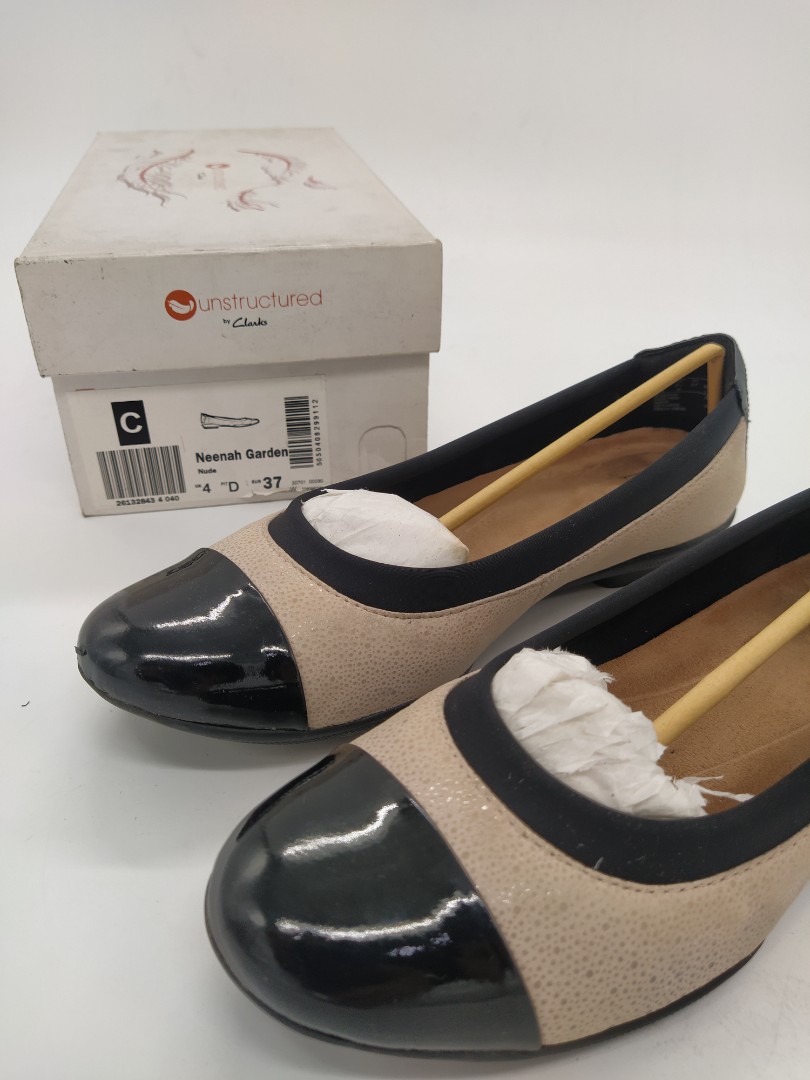 Clarks flats, Women's Fashion, Footwear, Slippers and slides on Carousell