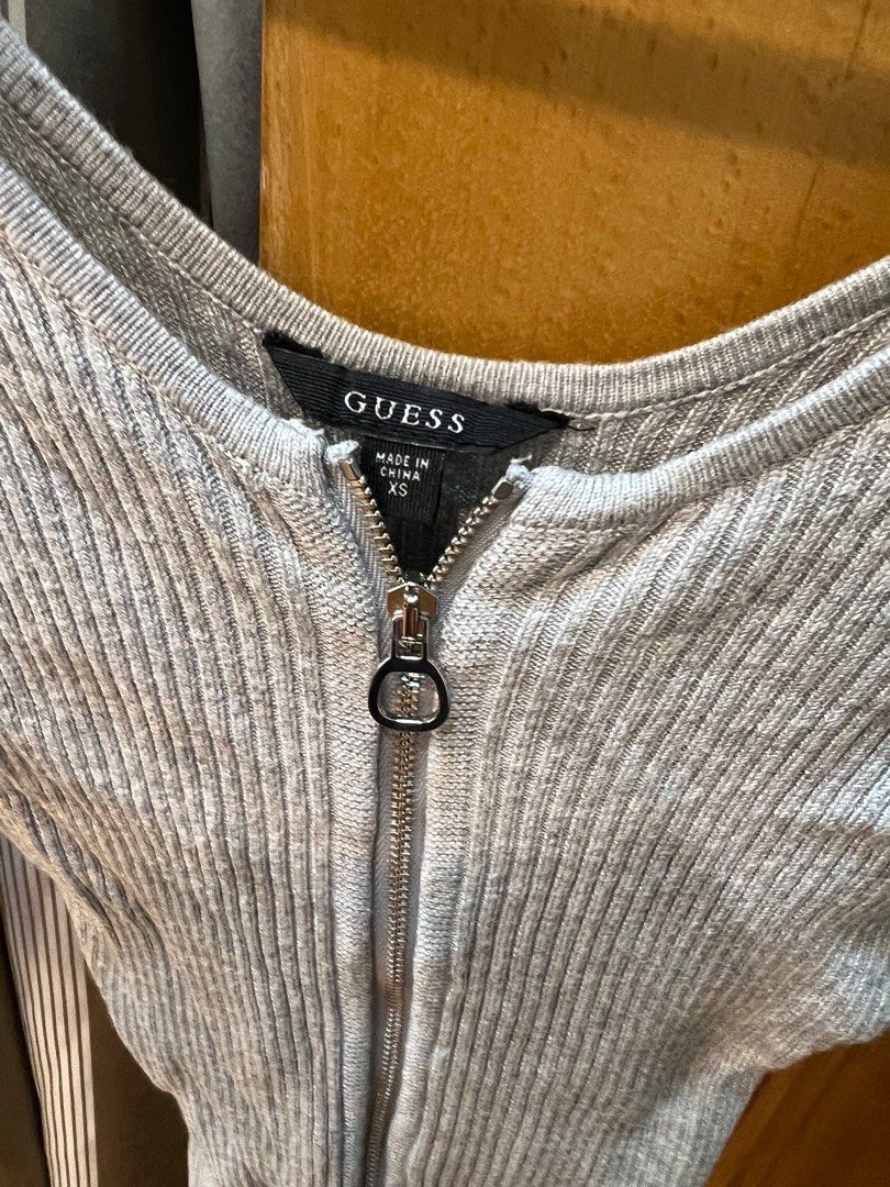 Flattering zipper guess top