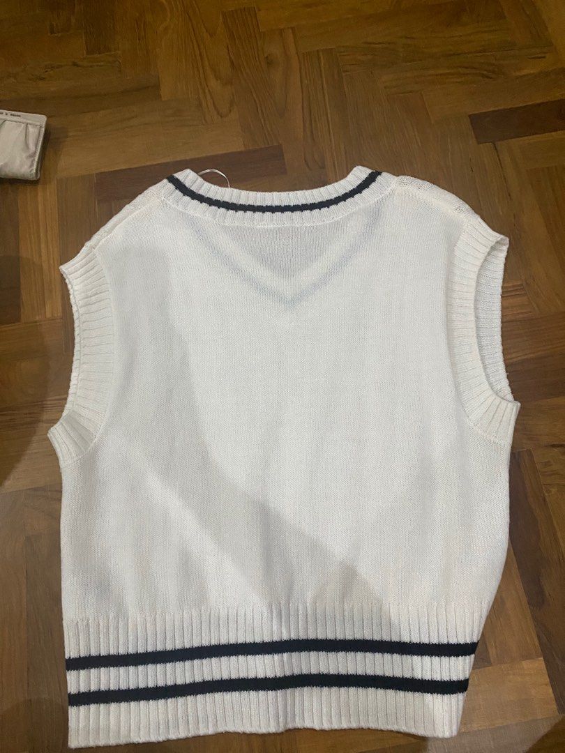 White sleeveless outlet sweater vest