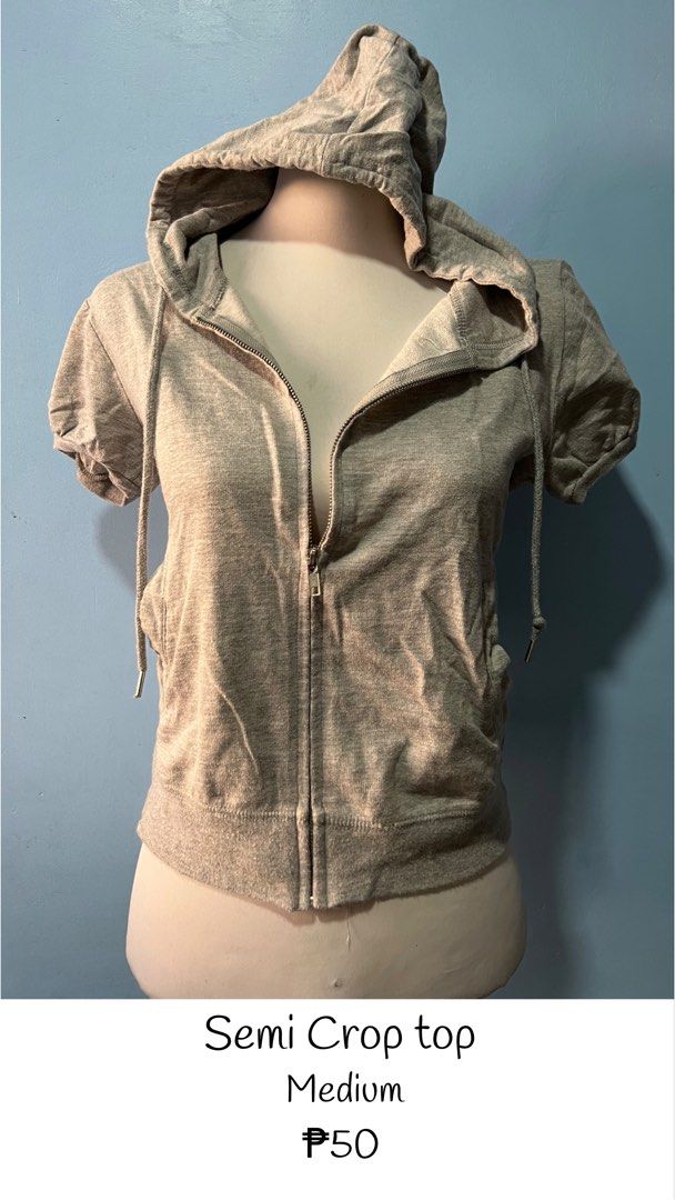 Hoodie crop top (Category: Blouses) located in Manila. Submitted by lycspreloved (Listing ID 1244210111, Image 1). Description: Like new No flaws.
