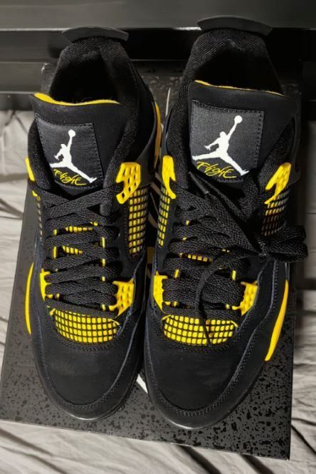 Jordan 4 Retro Thunder (2023) US10 / EU44, 男裝, 鞋, 波鞋- Carousell