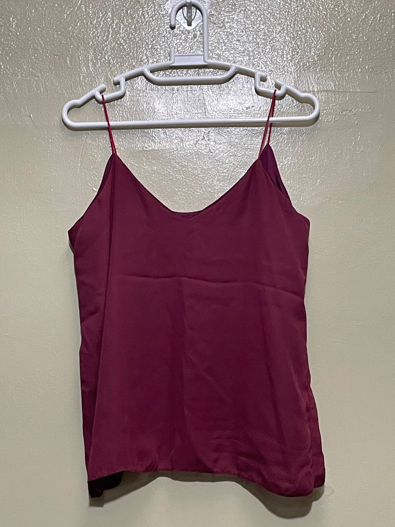 Maroon spaghetti shop
