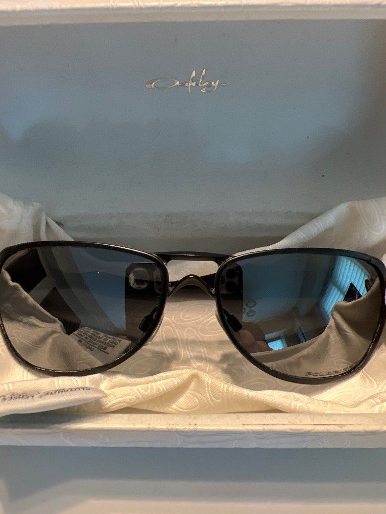 Authentic Oakley Felon 05-621 (Category: Sunglasses & Eyewear) located in Quezon City. Submitted by oddmountain_01ac99 (Listing ID 1244182432, Image 1). Description: Excellent condition. Case and bag included..
