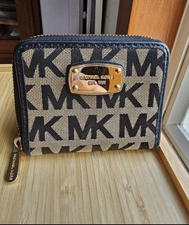 (Category: ) located in . Submitted by corner.closet (Listing ID 1244175098, Image 1). Description: .
