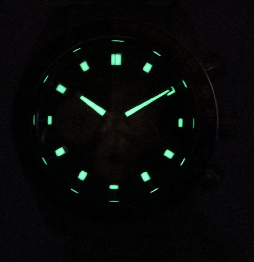 Seiko Speedtimer （分類：手錶）位於 Hong Kong。 由 no.7watch 提交（商品編號 1244098126，圖片 3）。簡介： https://youtu.be/7fG0EM2Yw-Y🎥🎥 精工 PROSPEX SPEEDTIMER 太陽能計時碼表 百事圈🐼 熊貓41mm🐼 口徑編號：V192 機芯類型：太陽能 精度：每月±15秒 動力儲備：運行約。6 個月（充滿電時） 恢復發電顯示功能。 防過充電功能 24 小時指針 配備小秒針 以 1/5 秒為增量計時長達 60 分鐘 日期顯示 錶殼材質：不銹鋼 錶殼尺寸：厚度：13.0 毫米，直徑：41.4 毫米，耳距：45.9 毫米 錶鏡：弧形藍寶石水晶 水晶塗層；內表面抗反射塗層 LumiBrite：指針和索引上的 Lumibrite 表扣：帶按鈕釋放的三折式表扣 手鍊長度：197.0mm 凸耳之間的距離：21mm 防水性：10 巴 磁阻：4,800 A/m 重量：164.0g 測速功能 螺絲底蓋 有原裝盒