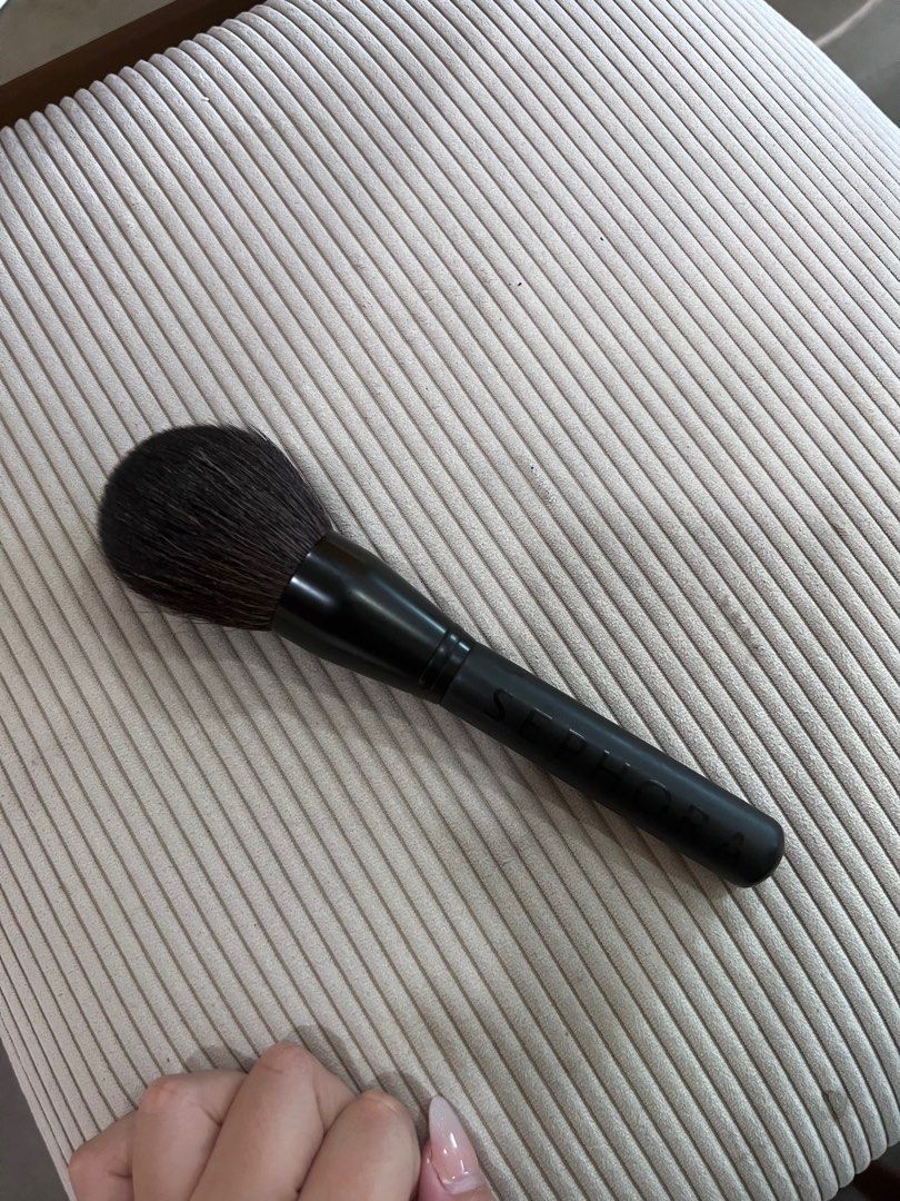 Sephora Large Powder Brush (Category: Makeup) located in Quezon City. Submitted by prelovedbygirliess (Listing ID 1244114580, Image 2). Description: Authentic 10/10 condition Purchased at Sephora USA.