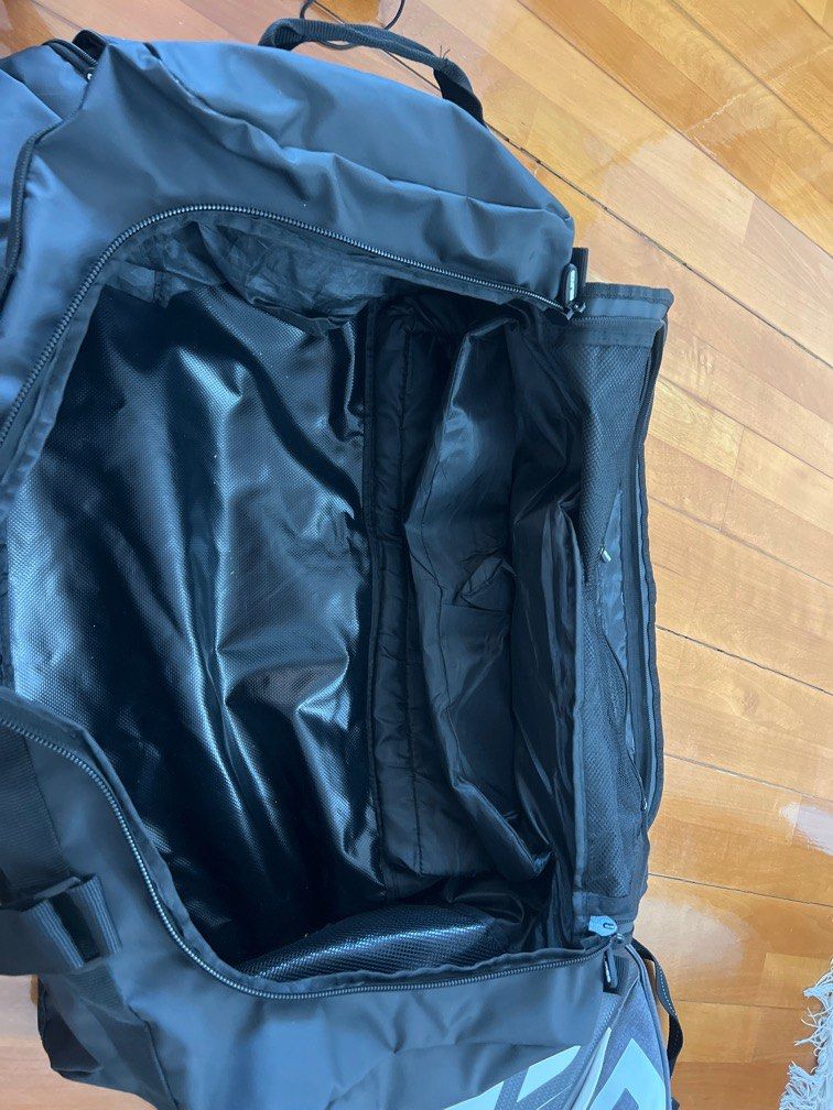 Solinco tennis duffel bag, 運動產品, 運動與體育, 運動與體育 球拍和球類運動 Carousell