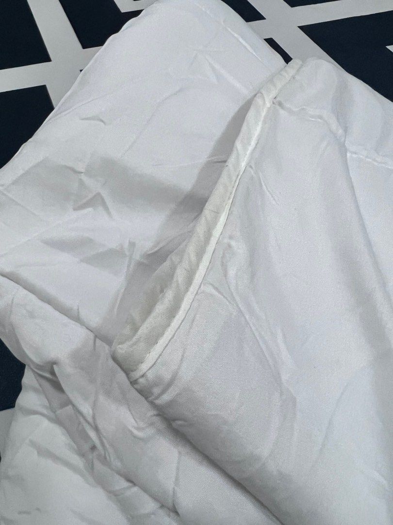 Spotlight Queen size Quilt, Furniture & Home Living, Bedding & Towels on Carousell