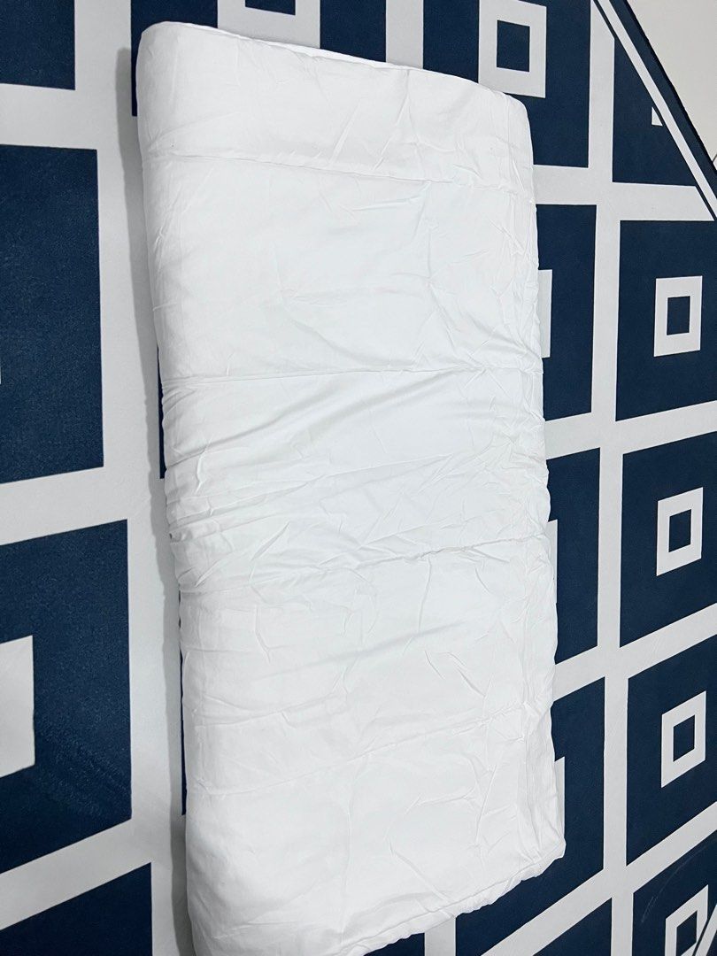 Spotlight Queen size Quilt, Furniture & Home Living, Bedding & Towels on Carousell