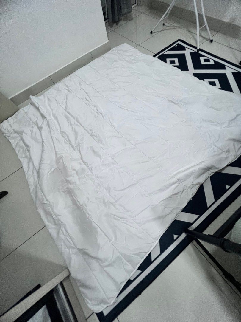 Spotlight Queen size Quilt, Furniture & Home Living, Bedding & Towels on Carousell