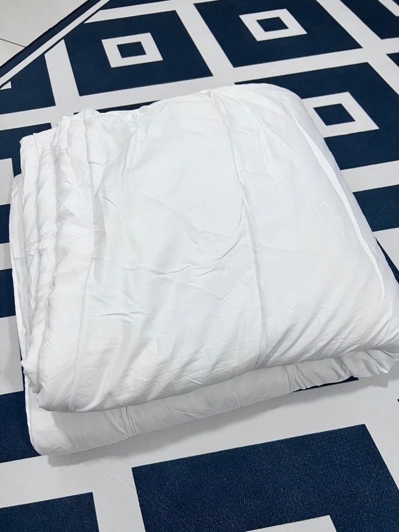 Spotlight Queen size Quilt, Furniture & Home Living, Bedding & Towels on Carousell