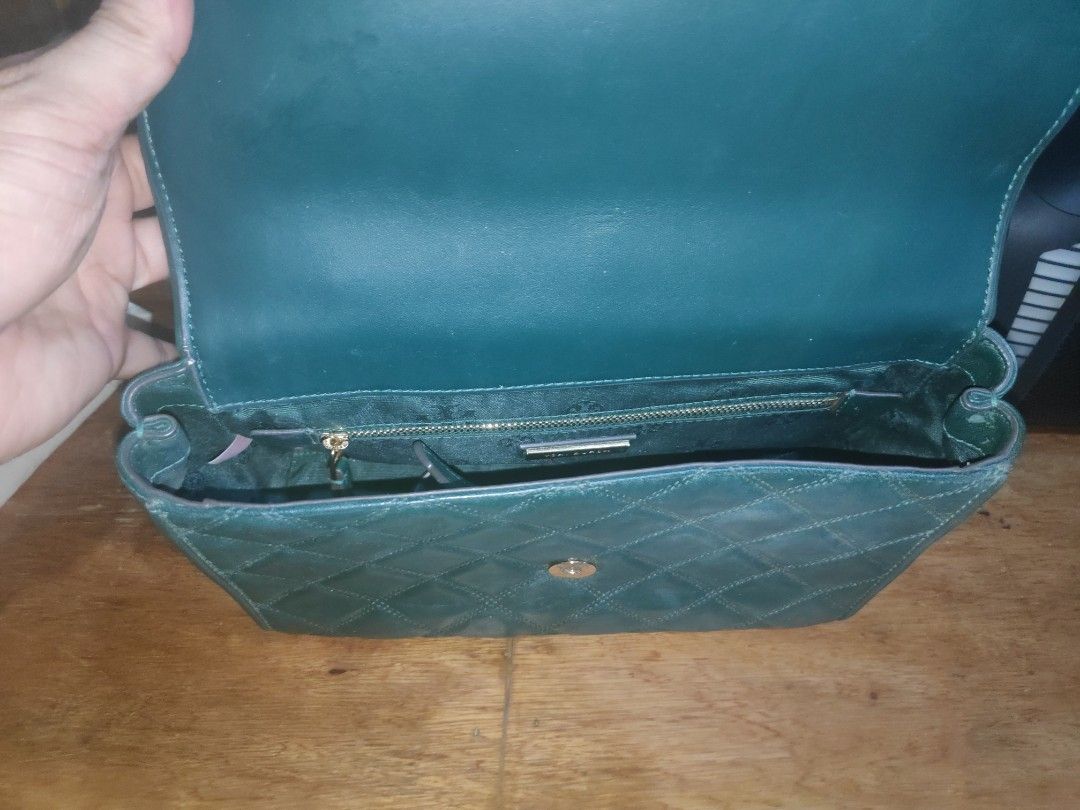 Tory Burch Bag Authentic (Category: Luxury Bags & Wallets) located in Rizal. Submitted by kazuya.kazuya (Listing ID 1244156721, Image 3). Description: For Sale Tory Burch Authentic Bag Green original not fake check all you want with dust bag only etiquette missing Slightly negotiable. Meet Up: Cainta Mcdo near Cainta Church Parish or lalamove Grab on your expense..