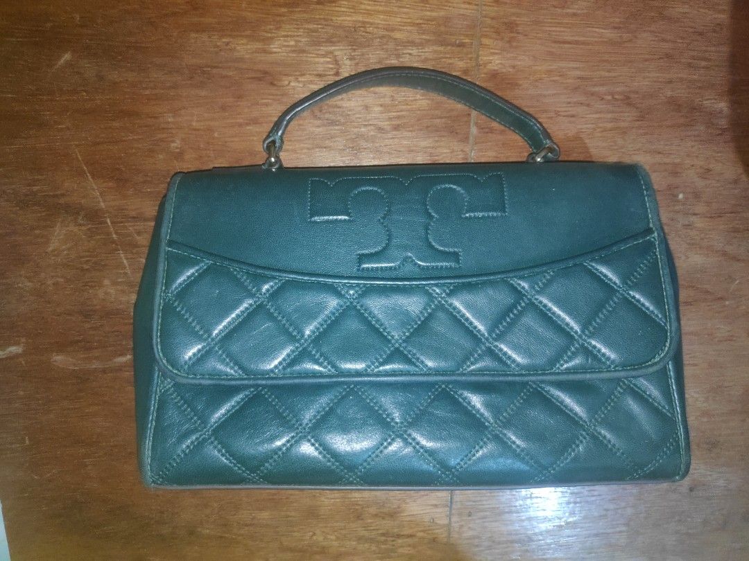 Tory Burch Bag Authentic (Category: Luxury Bags & Wallets) located in Rizal. Submitted by kazuya.kazuya (Listing ID 1244156721, Image 2). Description: For Sale Tory Burch Authentic Bag Green original not fake check all you want with dust bag only etiquette missing Slightly negotiable. Meet Up: Cainta Mcdo near Cainta Church Parish or lalamove Grab on your expense..