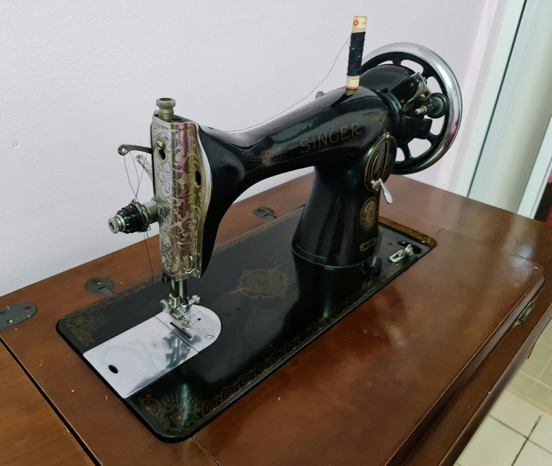 Vintage Authentic 1960s SINGER Manual Sewing Machine w Spare Parts