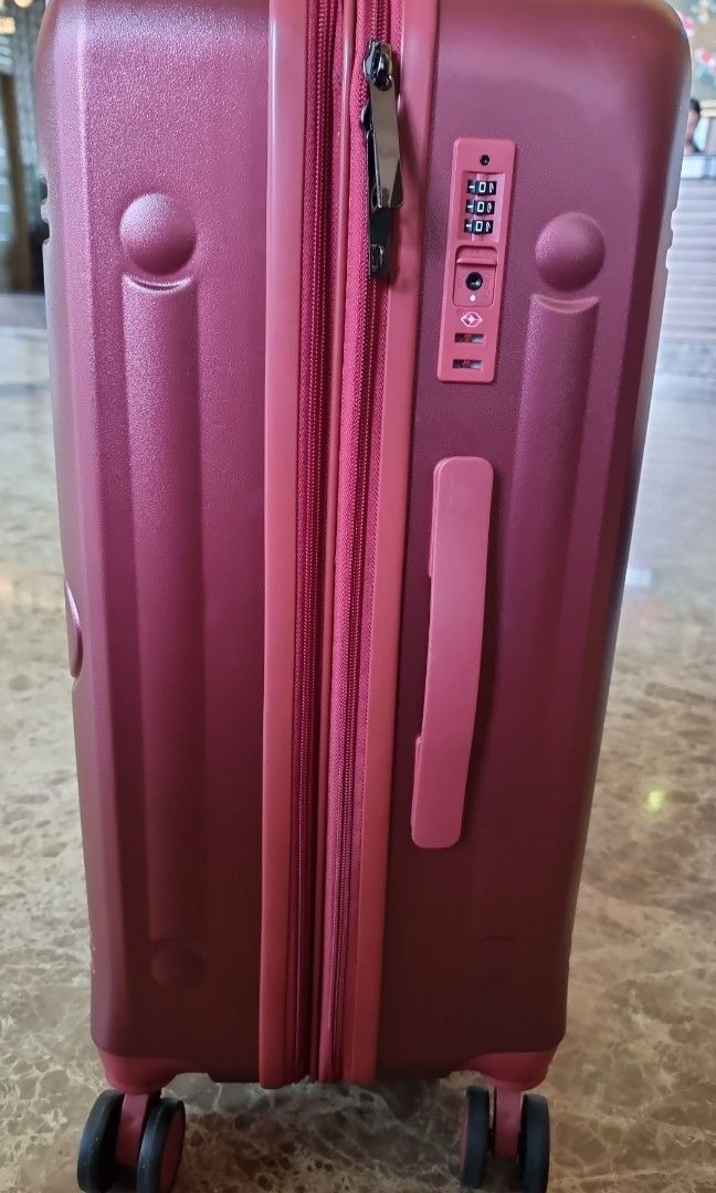 Smart Polo 24" luggage 110.00, Hobbies & Toys, Travel, Luggage on