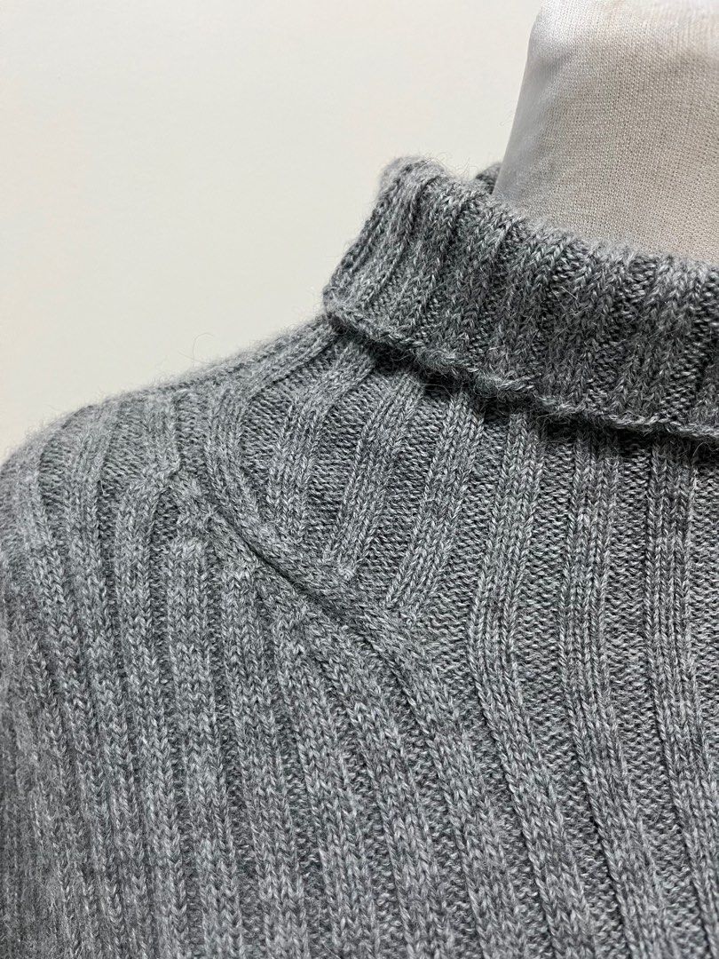 Chloe Grey Turtleneck Sweater (Category: Coats, Jackets and Outerwear) located in Santa Ana. Submitted by sharekyle (Listing ID 1244307032, Image 3). Description: .