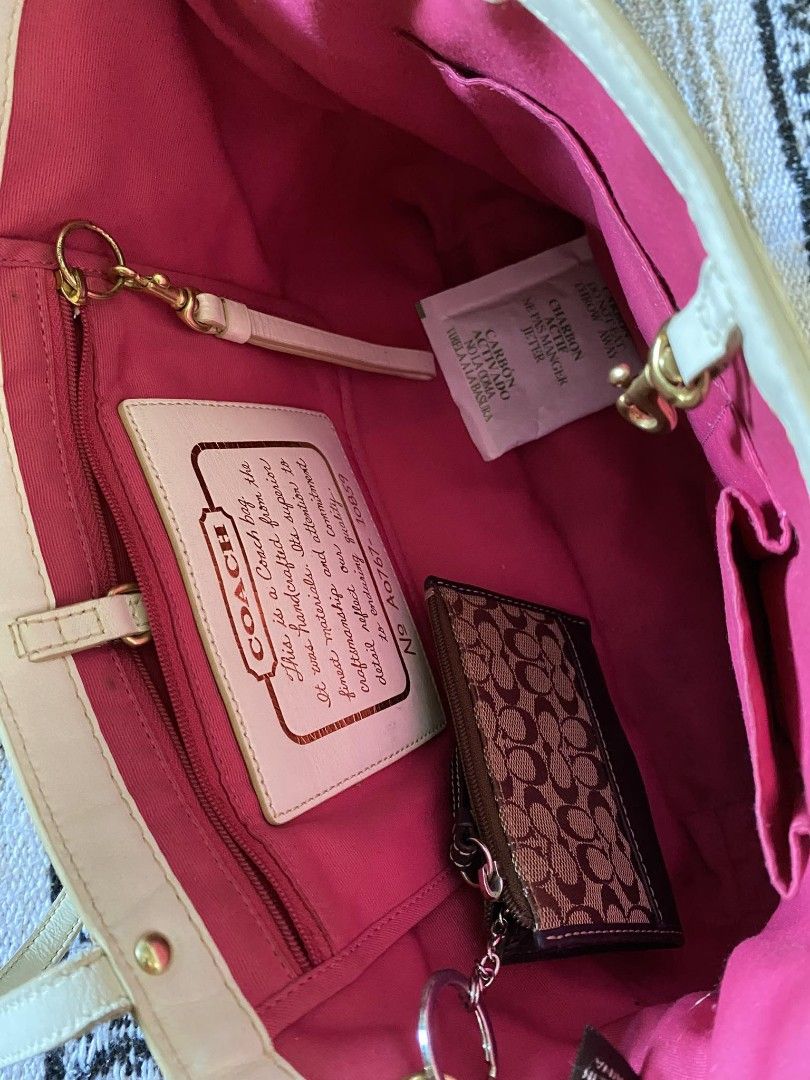 Coach Tote Bag (Category: Luxury Bags & Wallets) located in Santa Cruz, Pampanga. Submitted by mjsaliva.25 (Listing ID 1244448663, Image 1). Description: Selling my Authentic Tote Bag Coach see pictures well used include already SF.
