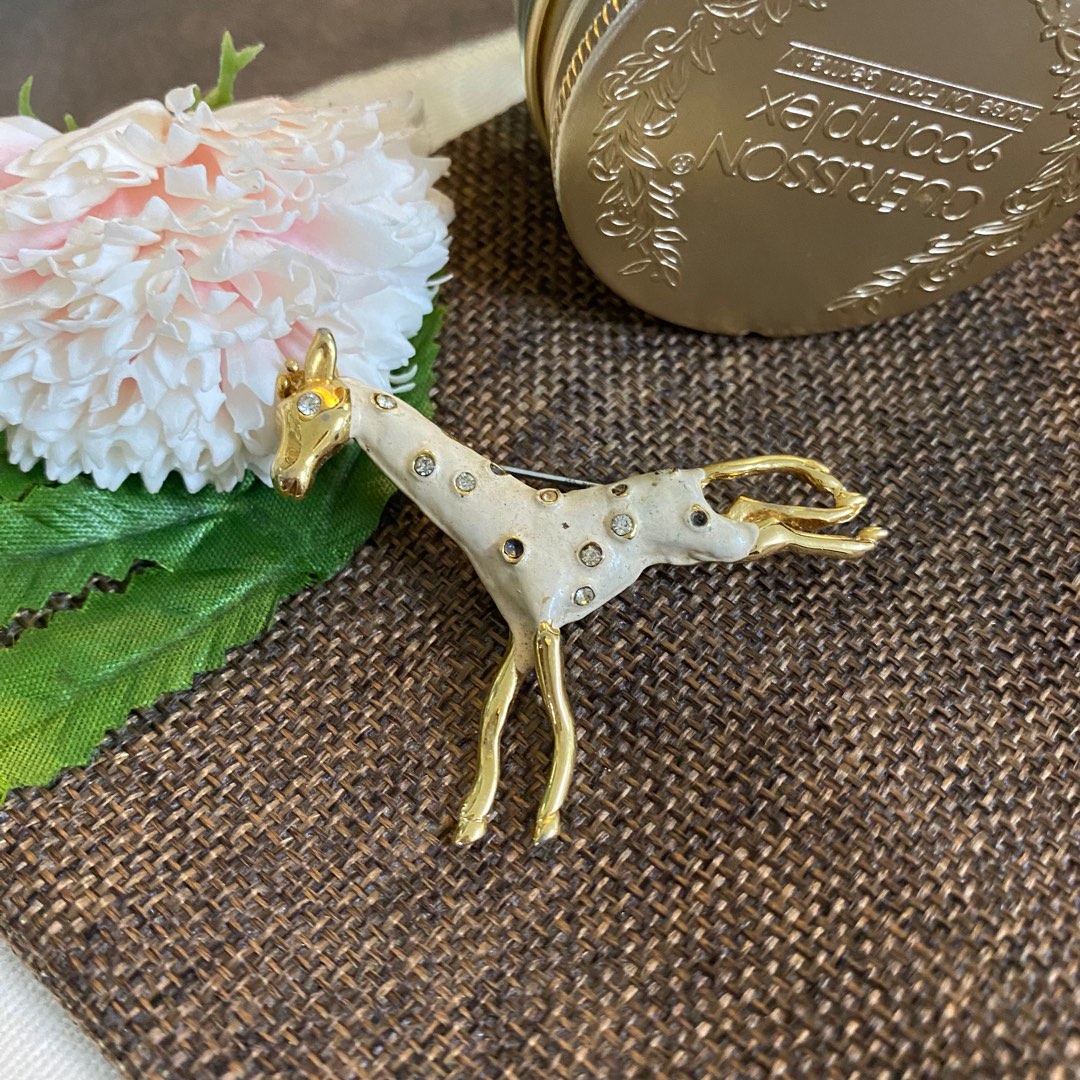 Defect white giraffe brooch Women s Fashion Jewelry Organisers