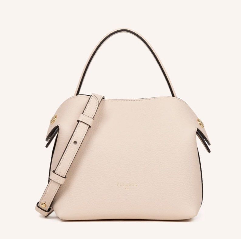 Fleuron Mini Swann Shoulder Bag (Category: Luxury Bags & Wallets) located in Paranaque City. Submitted by tetchiewr74221 (Listing ID 1244293222, Image 1). Description: Authentic or money back 💯 Fleuron Paris Mini Swann in Light Pink Comes with dustbag and cards Rank 9/10 DETAILS Dimensions 19x16x10cm Shoulder strap Removable and adjustable from 102cm to 122cm Weight: 400g The exterior : full grain grained calf leather The interior : breathable m