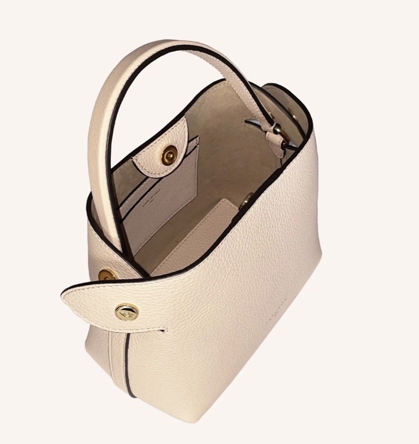 Fleuron Mini Swann Shoulder Bag (Category: Luxury Bags & Wallets) located in Paranaque City. Submitted by tetchiewr74221 (Listing ID 1244293222, Image 2). Description: Authentic or money back 💯 Fleuron Paris Mini Swann in Light Pink Comes with dustbag and cards Rank 9/10 DETAILS Dimensions 19x16x10cm Shoulder strap Removable and adjustable from 102cm to 122cm Weight: 400g The exterior : full grain grained calf leather The interior : breathable m