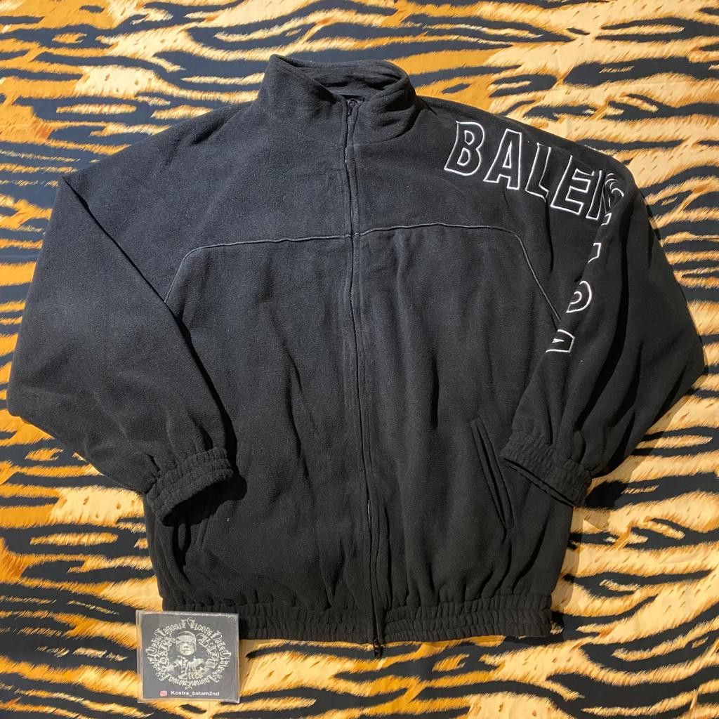Jaket balenciaga Fesyen Pria Pakaian Atasan di Carousell