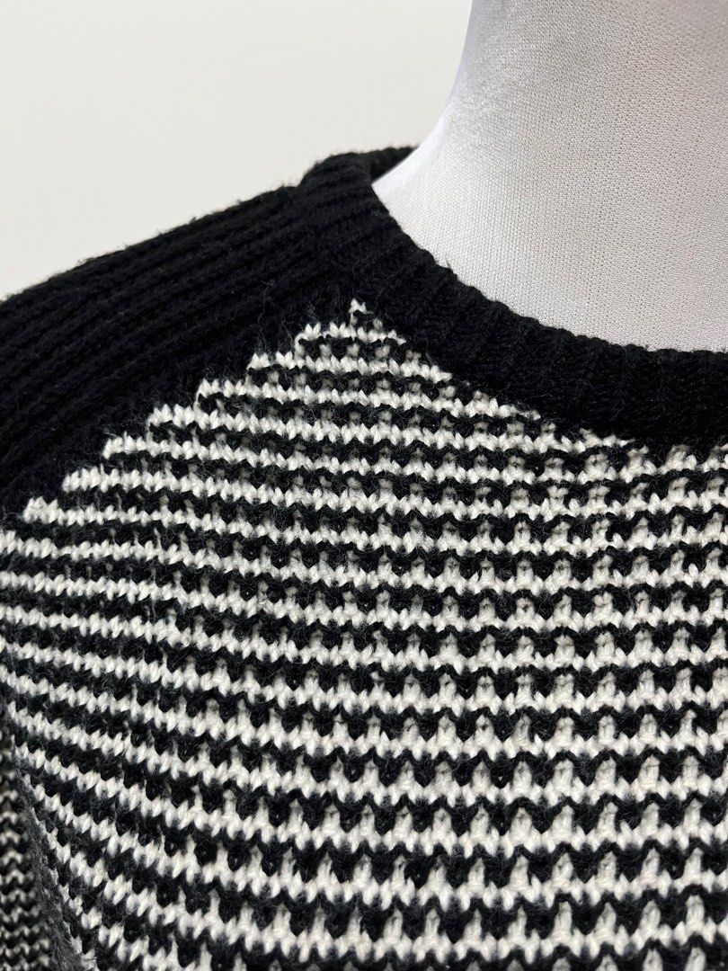 Knitted Top (Category: Coats, Jackets and Outerwear) located in Santa Ana. Submitted by sharekyle (Listing ID 1244320560, Image 2). Description: .
