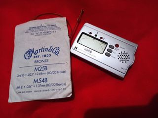 KORG GUITAR AND BASS TUNER + BRONZE GUITAR STRINGS