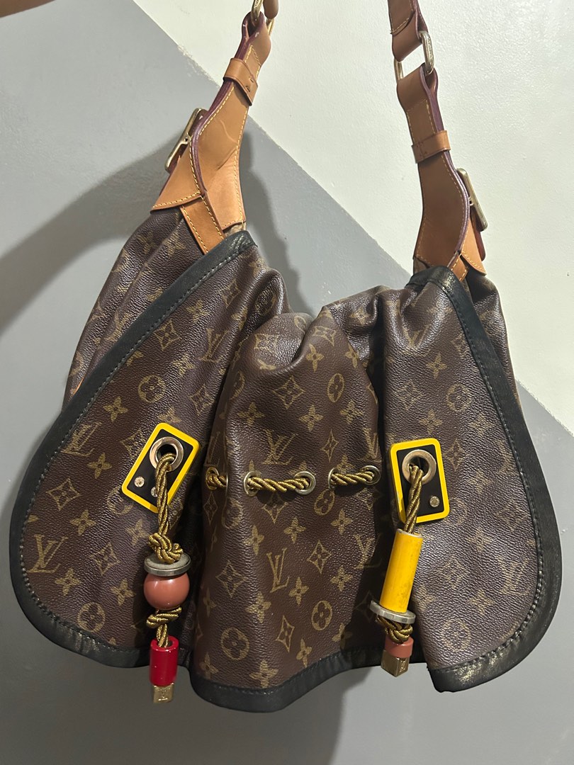 Sold at Auction: Louis Vuitton, LOUIS VUITTON KALAHARI Hobo bag