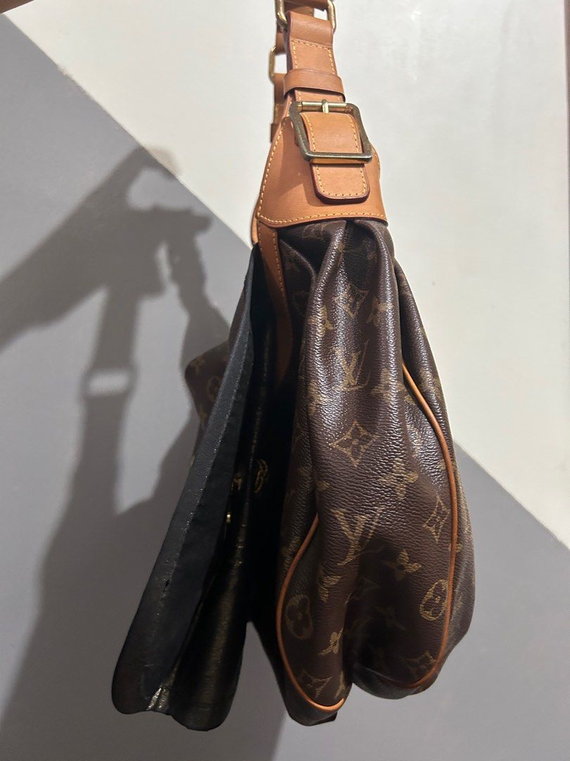 Sold at Auction: Louis Vuitton, LOUIS VUITTON KALAHARI Hobo bag