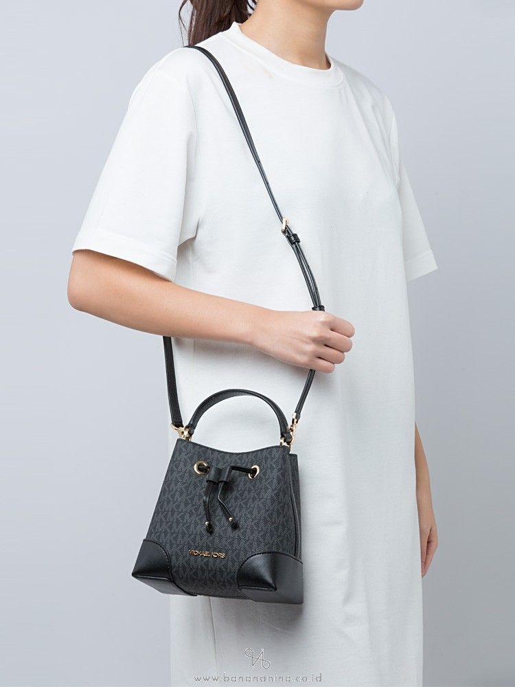 MICHAEL KORS MERCER SMALL LOGO BUCKET BAG IN BLACK, Women's Fashion, Bags &  Wallets, Cross-body Bags on Carousell