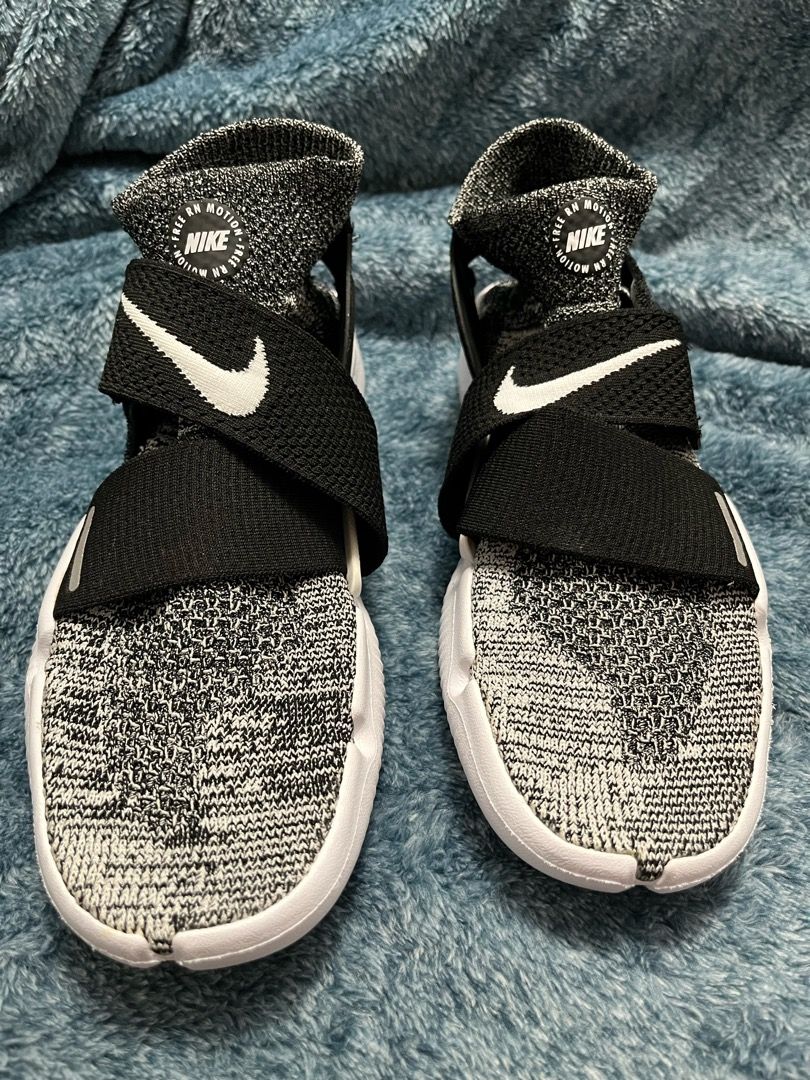 Nike free rn motion flyknit 2018 deals black and white