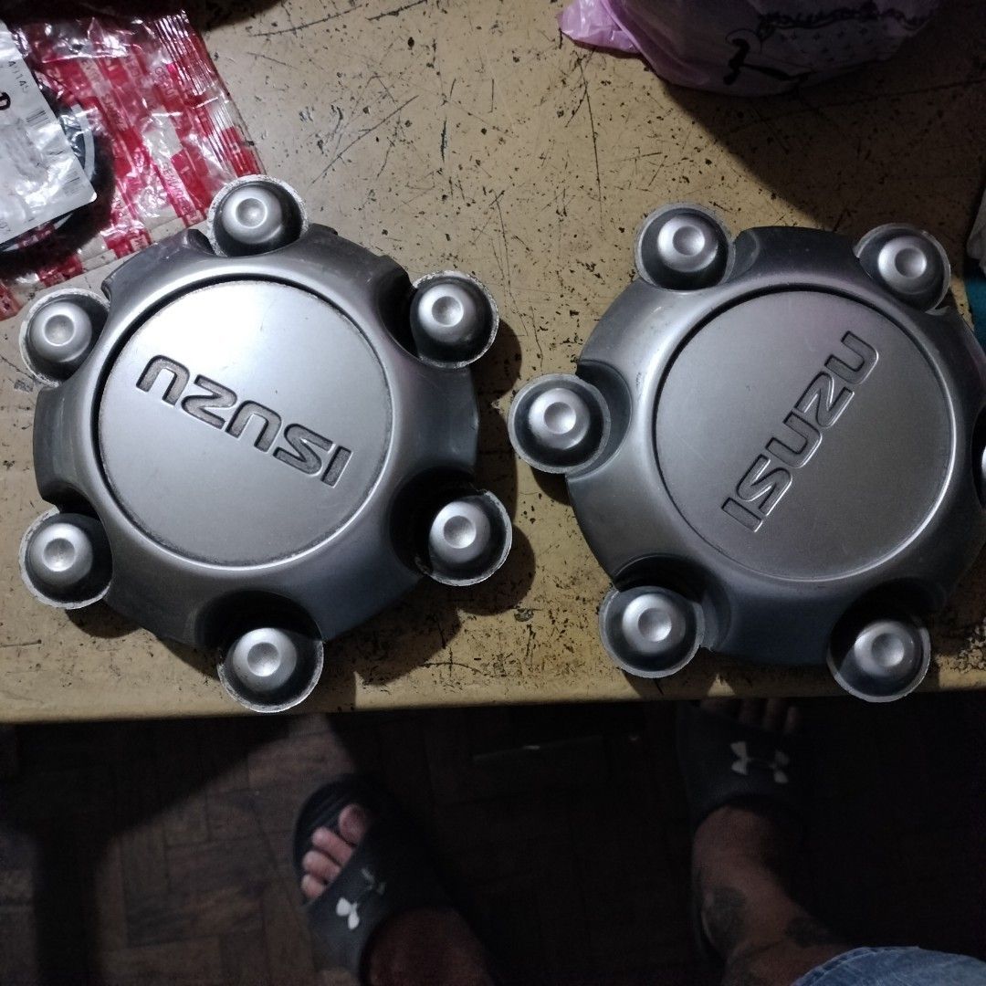 Original hub cap trailblazer and Isuzu and crank shaft oil seal Ng