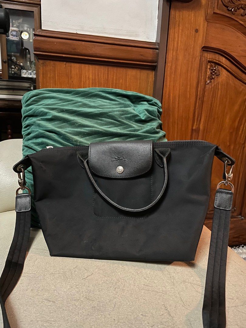 ORIGINAL Longchamp Black Small (Category: Luxury Bags & Wallets) located in Taguig. Submitted by ij_dh (Listing ID 1244385580, Image 1). Description: - Longchamp bought as a gift in 2017 - Well used throughout college - ORIGINAL! With signs of use and zipper w/ longchamp metal logo detached - Has bubbles already :( - RFS: Decluttering.