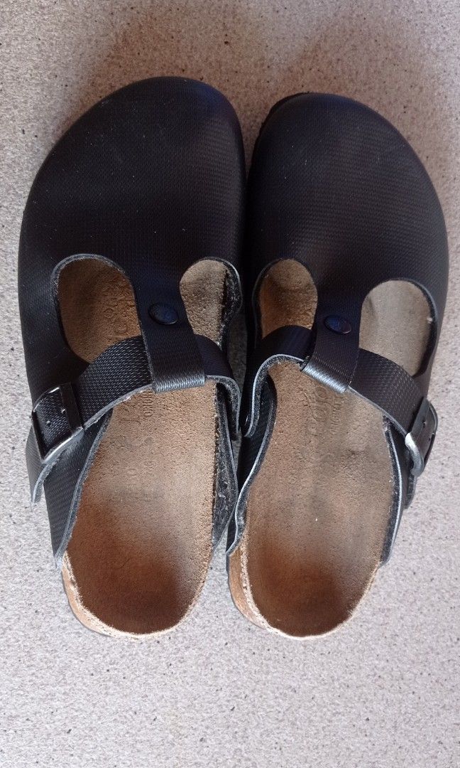 Papillo by Birkenstock Clogs (Category: Flats & Sandals) located in Manila. Submitted by cletzdeclutter (Listing ID 1244331907, Image 2). Description: LAST PRICE POSTED! NO HAGGLING. Please read the description/ ask details before making offers. Preloved Original Papillo by Birkenstock Clogs size 39 NF (25cm) With signs of use/dikit sa sides Refer to photos for the item's condition Please manage expectations when buying preloved items. Bawal sa m