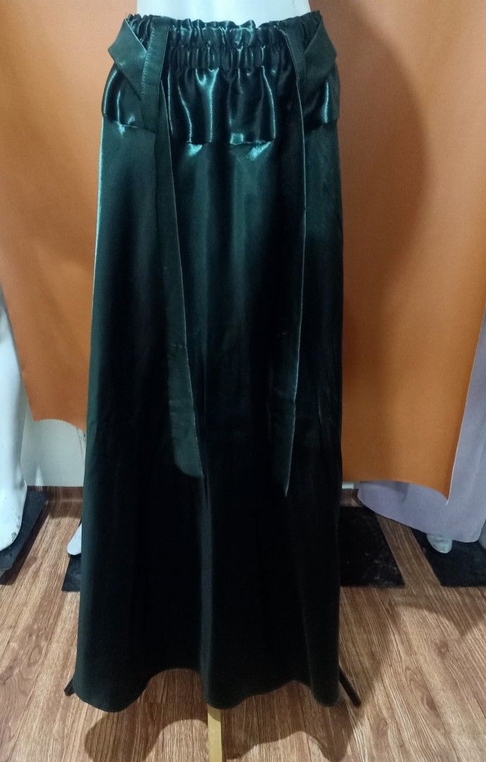 Rok hijau botol, Fesyen Wanita, Pakaian Wanita, Bawahan di Carousell