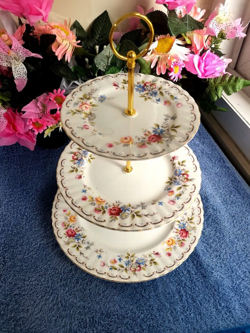 Royal Albert Jubilee Rose, Furniture & Home Living, Kitchenware