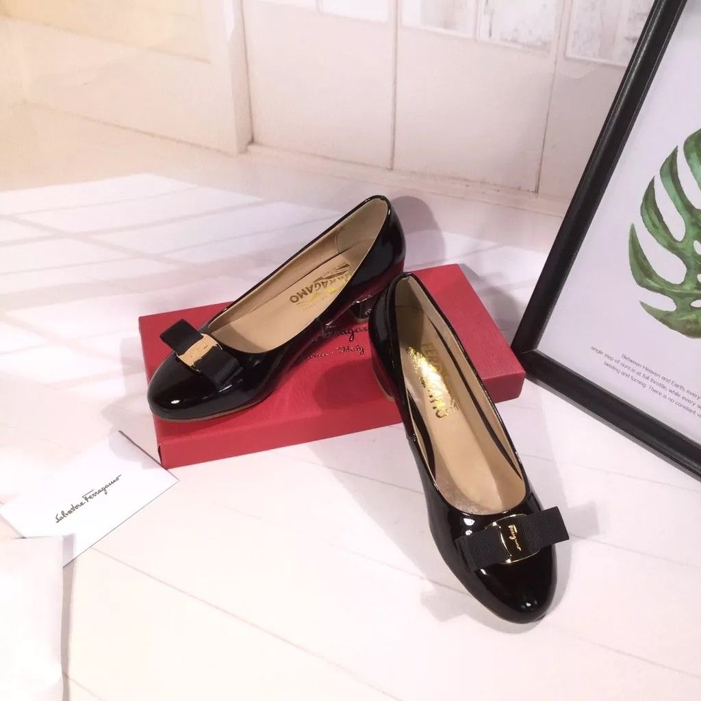 Salvatore Ferragamo Black Flats, Women's Fashion, Footwear, Flats on  Carousell