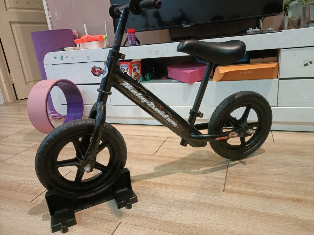 Strider balance store bike stand