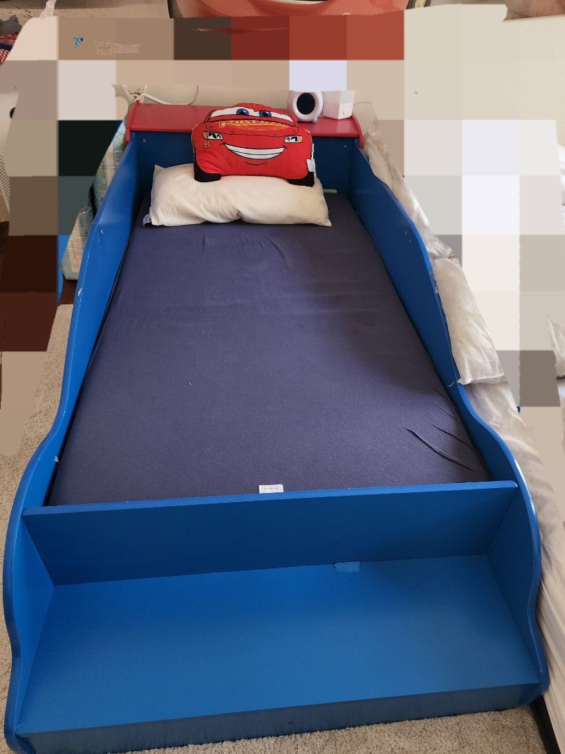 Toddler size race car bed with mattress, 兒童＆孕婦用品, 兒童傢具, 兒童傢具 小童床