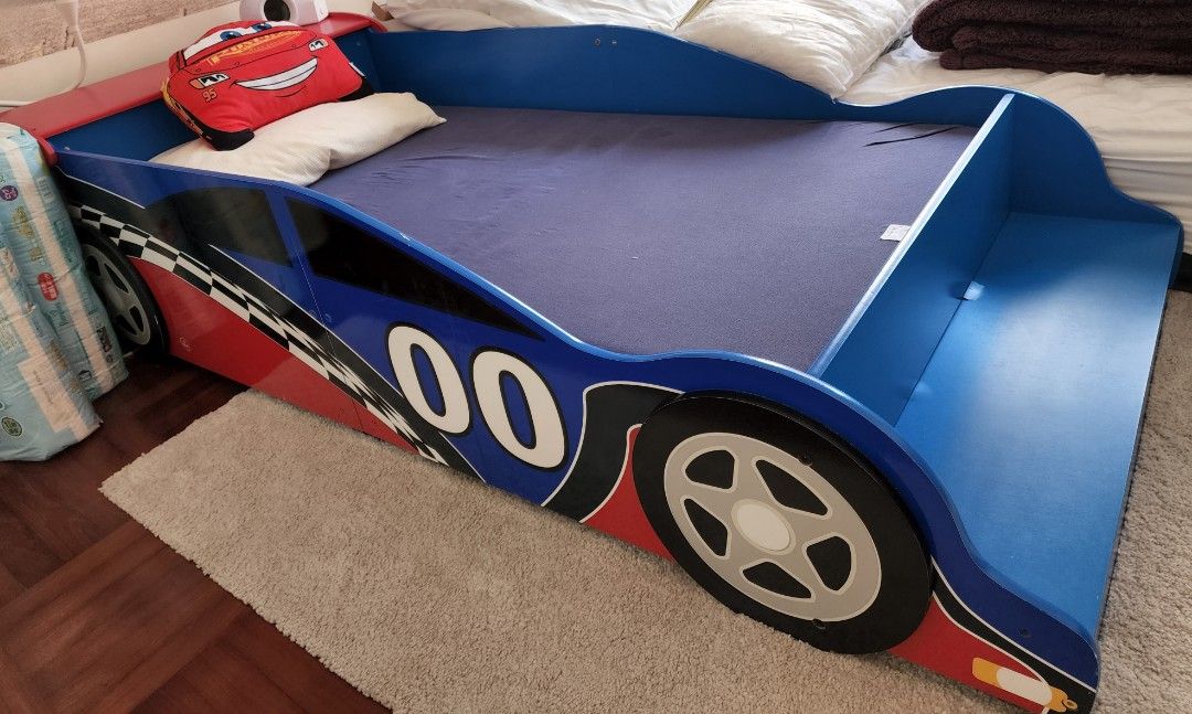 Toddler size race car bed with mattress, 兒童＆孕婦用品, 兒童傢具, 兒童傢具 小童床