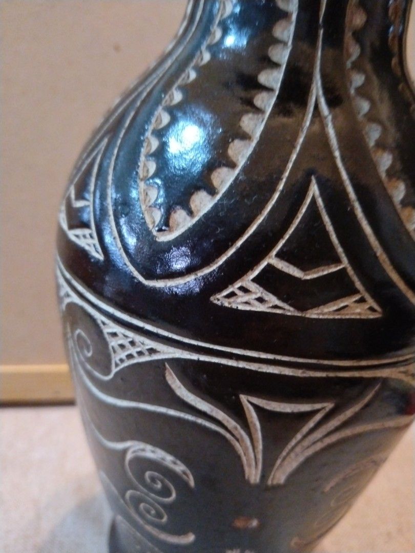 Vintage 10" Sarawak Pottery Vase, Furniture & Home Living, Home Decor