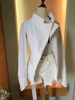 Vivienne Westwood  月光白 多種穿法唔該件外套 轻松愉快的休闲，年轻的时髦特色， 心型胸袋，心型是它的標誌❤️（超級難縫）腋下開窗😅襯上不同顏色的內搭，變化多端👍🏻袖口位也是特別特設計 ，裝上上下拉鍊，隨意打開，全棉頂級布料，有彈性 Chest 36in. Waist 30in. Length 25in.sleeve 27in.