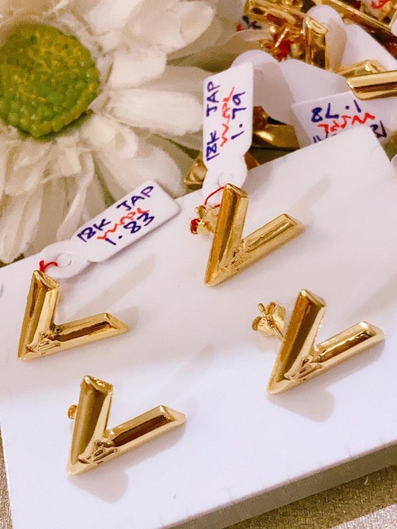 V new arrivals stud earrings